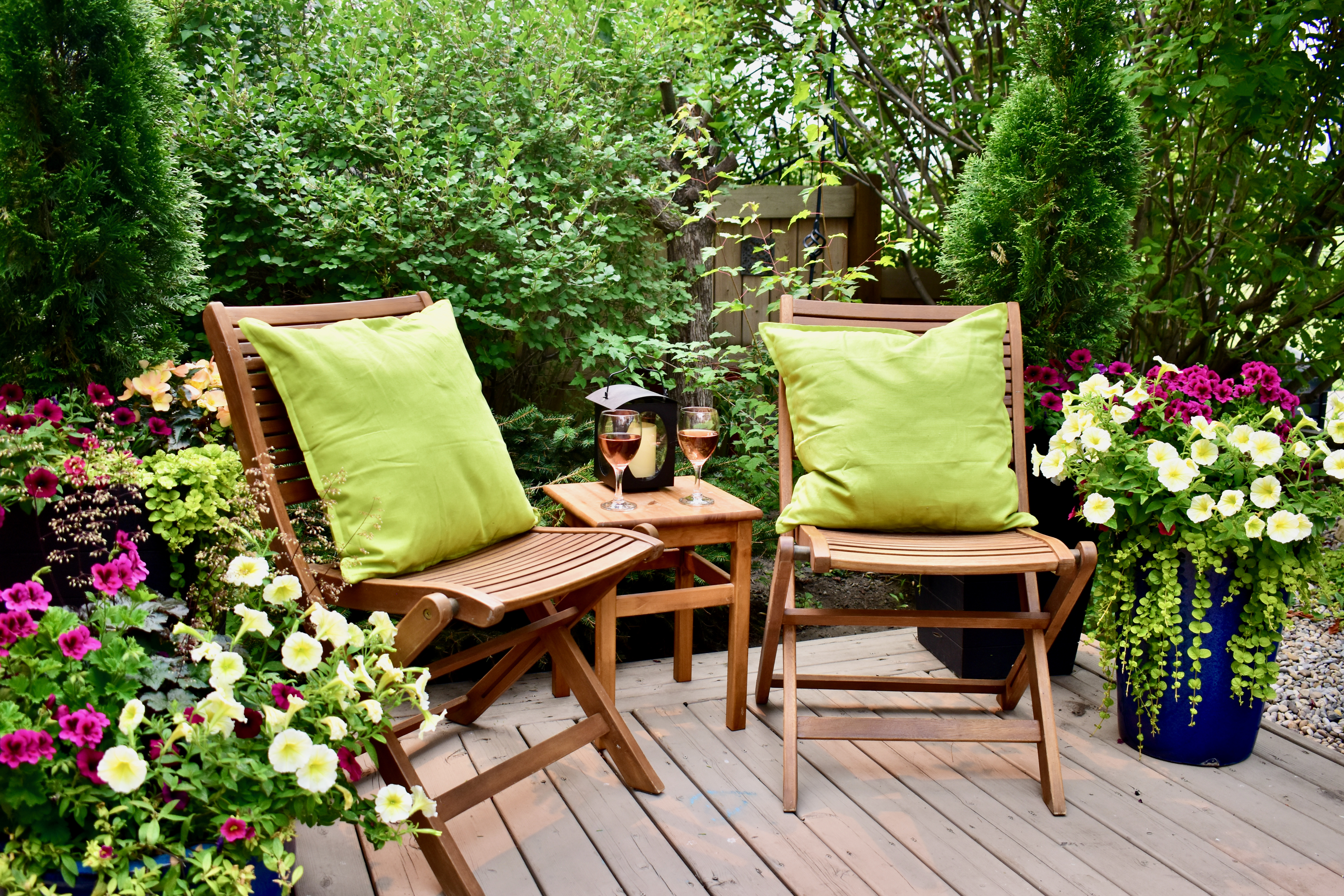 Saunafass – Wellness im Grünen Saunafass im Garten mit natürlicher Umgebung.