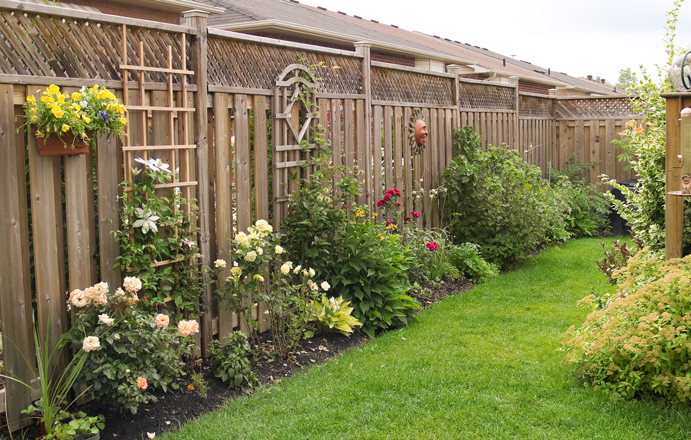 Holzzaun, Kunststoffzaun oder Sichtschutzelemente für den Garten Sichtschutzzaun in grau